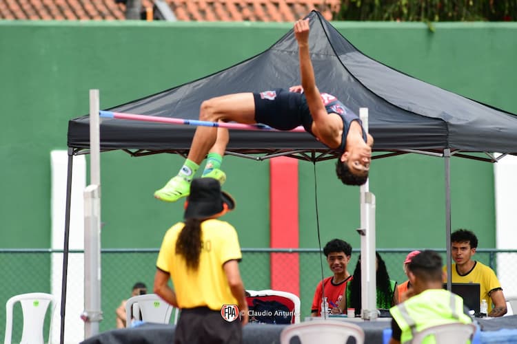 Enzo voa a 2,02m no salto em altura, bate recorde brasileiro e faz história no Paulista Sub-16